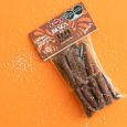 Bolsa de Besos de Tamarindo con sal estilo pellizco sobre fondo naranja