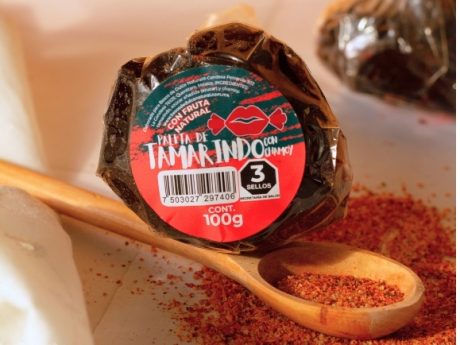 Paleta de tamarindo con chamoy – Golosina mexicana artesanal con toque picante