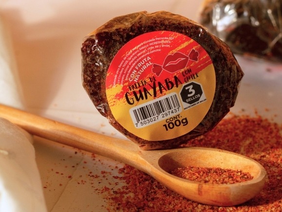 Paleta de guayaba con chile – Golosina artesanal mexicana con sabor tropical y picante